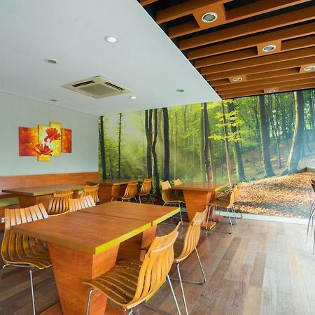 Life Hotel Stasiun Kota 수라바야 외부 사진