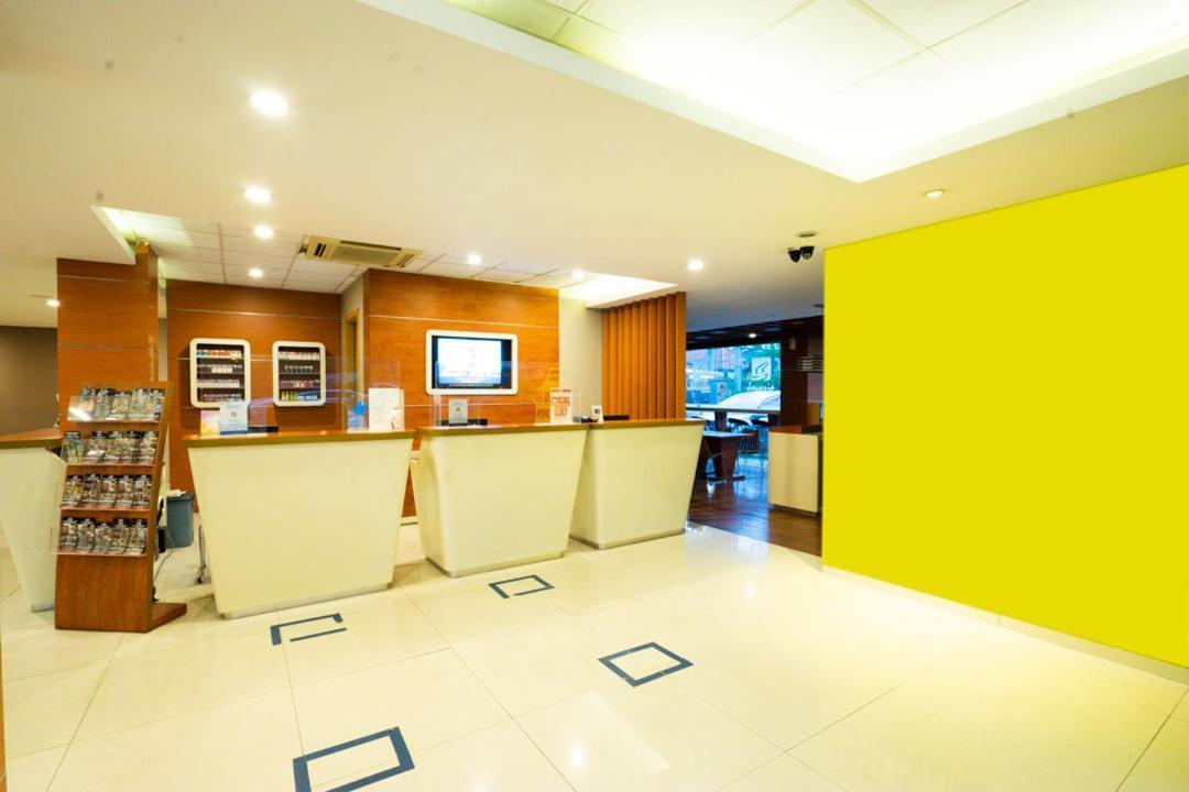Life Hotel Stasiun Kota 수라바야 외부 사진